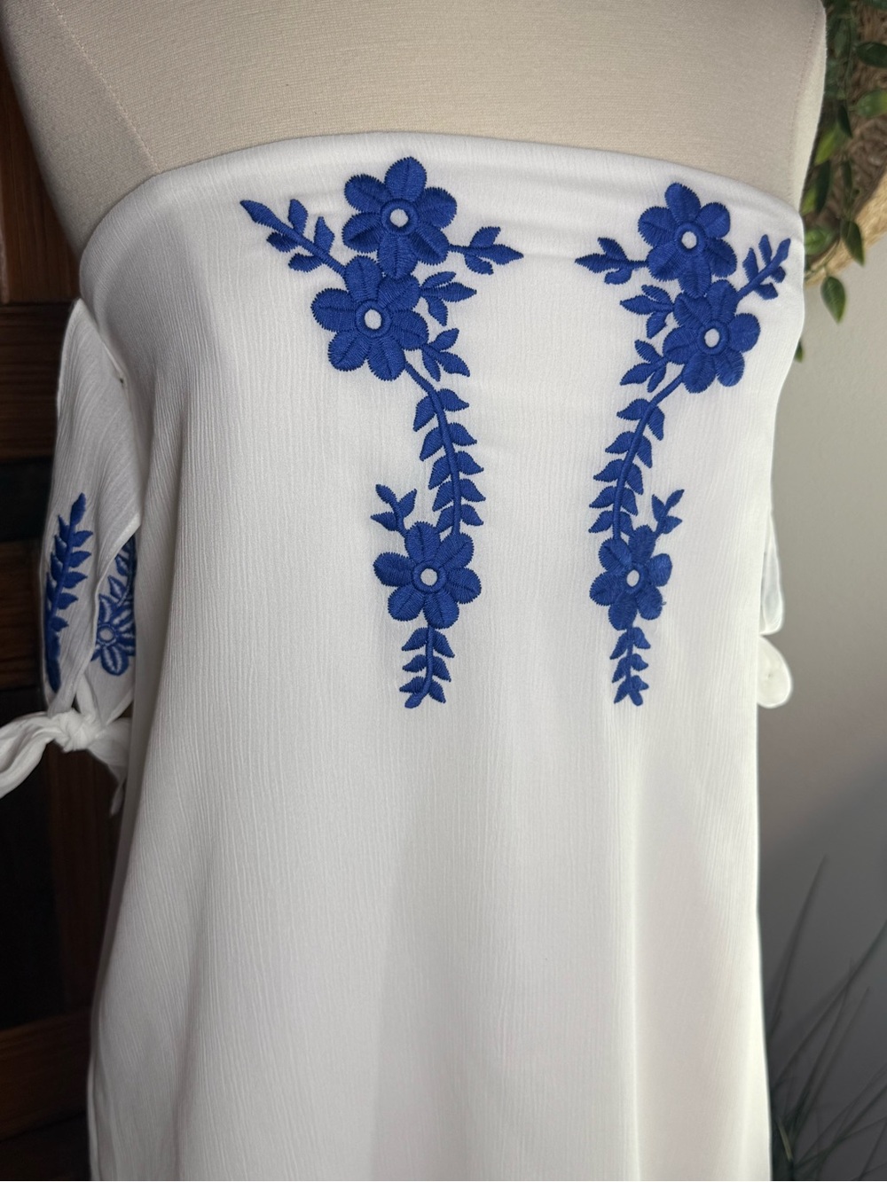 Lulus Crysta White Blue Floral Embroidered Off-Shoulder Mini Dress S NWT Boho - Picture 4 of 15